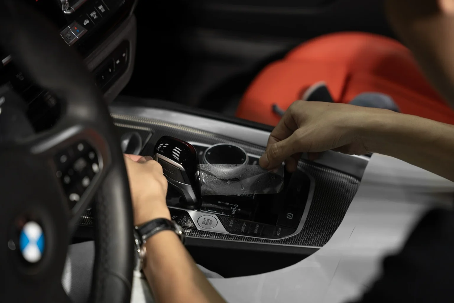 BMW Z4 dan ppf noi that Bảo vệ nội thất xe sang bằng PPF TeckWrap: Chống trầy xước gỗ, Carbon và màn hình