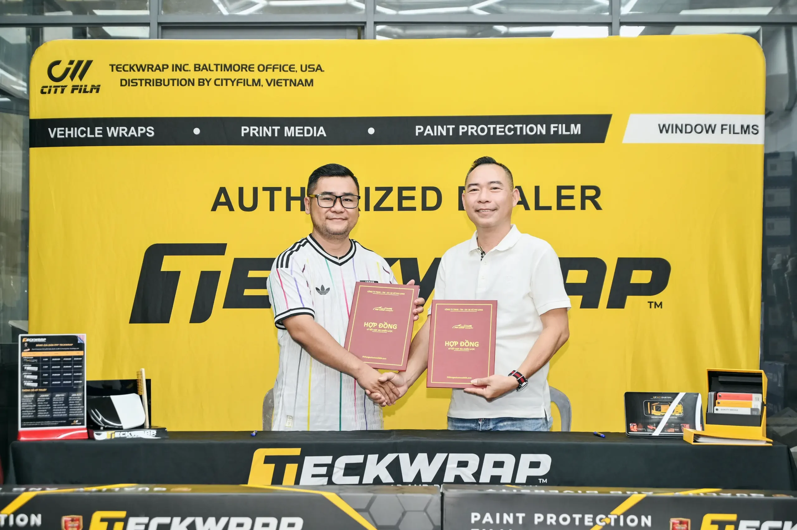 Le ky ket Teckwrap PhiLongAuto x DuyTanAuto 1 scaled Phi Long Auto trở thành Nhà phân phối chính thức PPF TeckWrap tại miền Tây